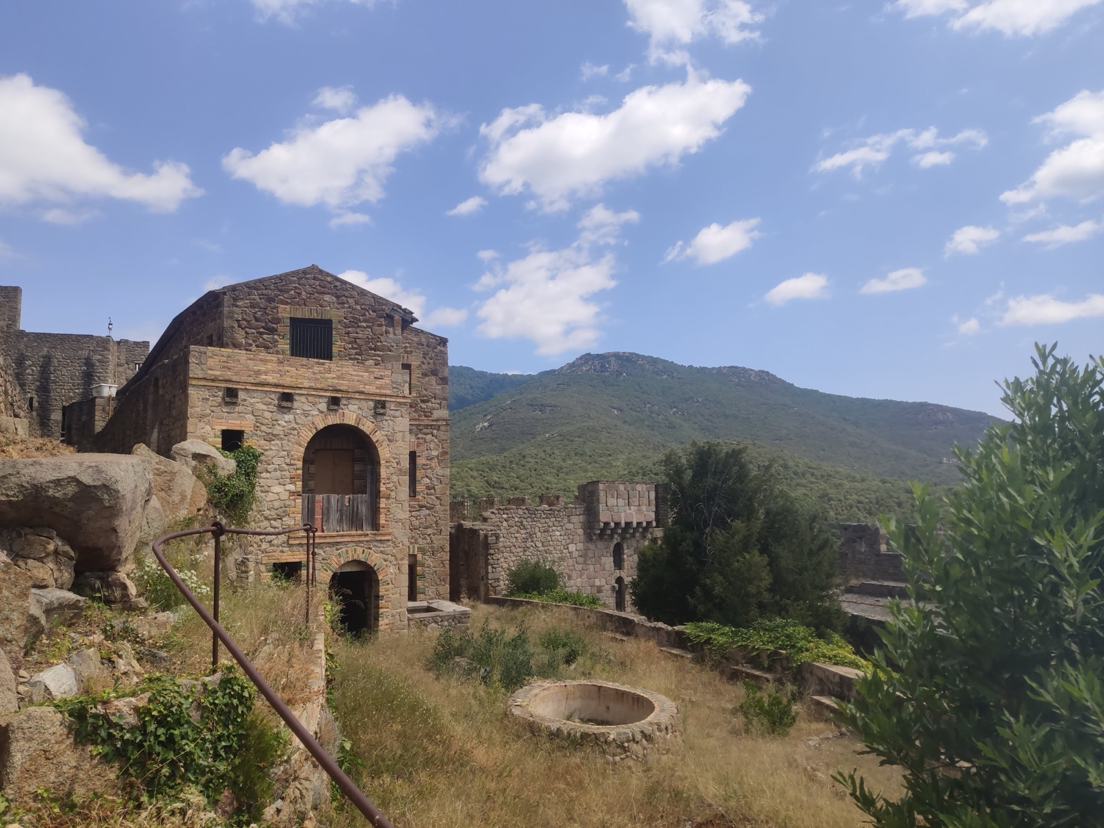 Castell de Requesens — photo 2